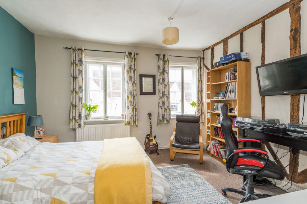 Front-facing bedroom with period features